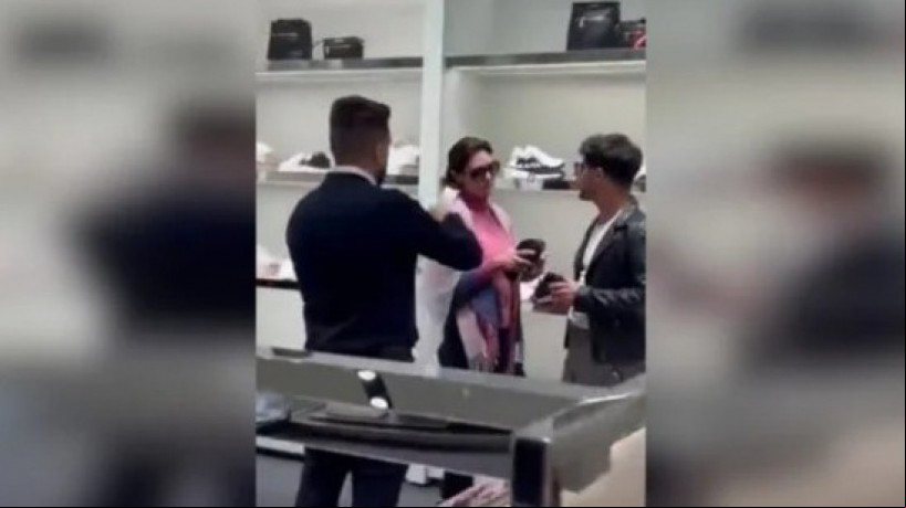 A ex-primeira-dama Michelle Bolsonaro fazendo compras em uma loja de luxo da rede Prada, nos Estados Unidos