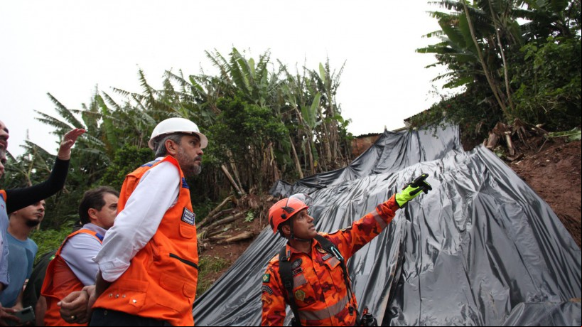 Governador em visita a áreas onde houve desabamento durante chuvas, em Aratuba, em março de 2023