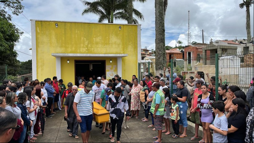 Velório e enterro das vítimas aconteceram no centro de Aratuba nesta sexta-feira, 17