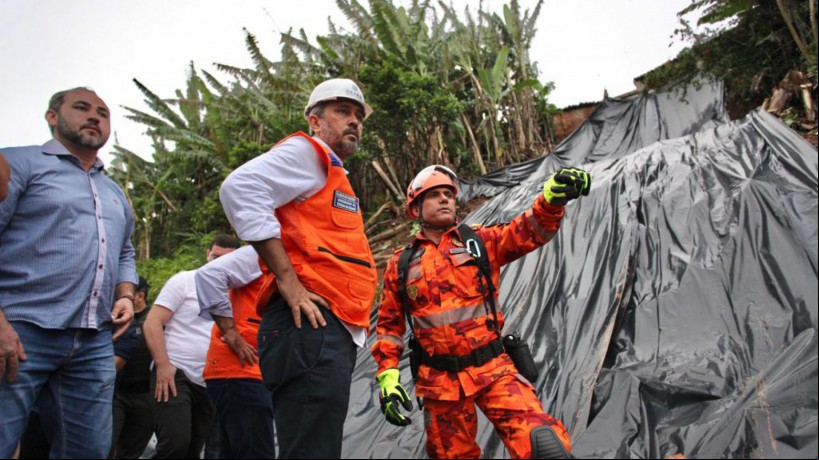 Governador Elmano visita local do deslizamento