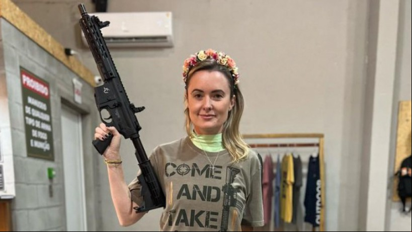 Júlia Zanatta, deputada federal, posta foto com arma em punho e referência a Lula
