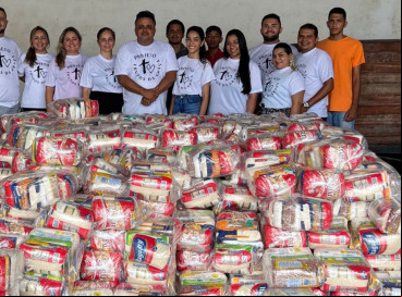 Voluntários se reuniram para doar mais de 4 toneladas de alimentos para as famílias atingidas pelas chuvas em Uruburetama 