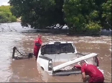 As buscas foram realizadas no local onde carros foram arrastados 