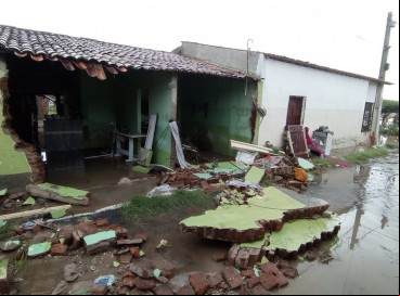 Com as chuvas em Milhã, muros de algumas casas desabaram nesta segunda-feira, 27 