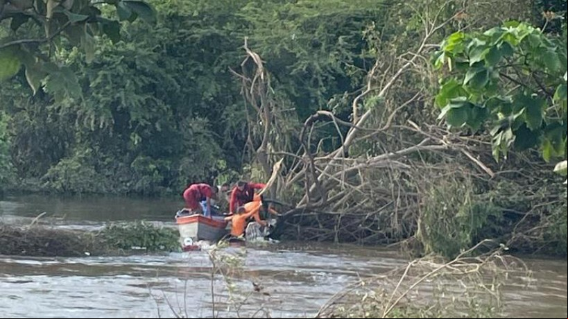 O Corpo de Bombeiros estava no local a procura do homem desaparecido