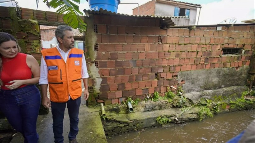 O GOVERNADOR Elmano de Freitas e a senadora Augusta Brito em área que sofreu alagamento
