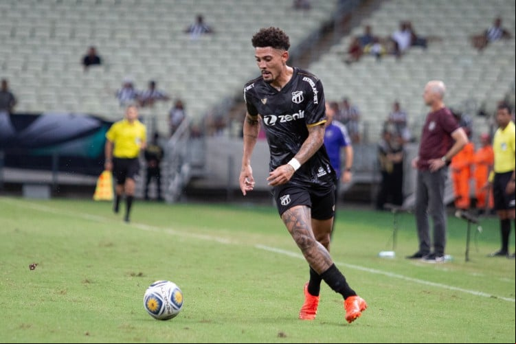 Lateral-esquerdo Willian Formiga no jogo Ceará x Sergipe, na Arena Castelão, pela Copa do Nordeste 2023