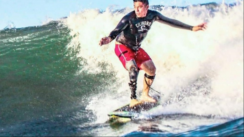 Francisco encontrou no surf uma forma de contornar as dificuldades do dia a dia 