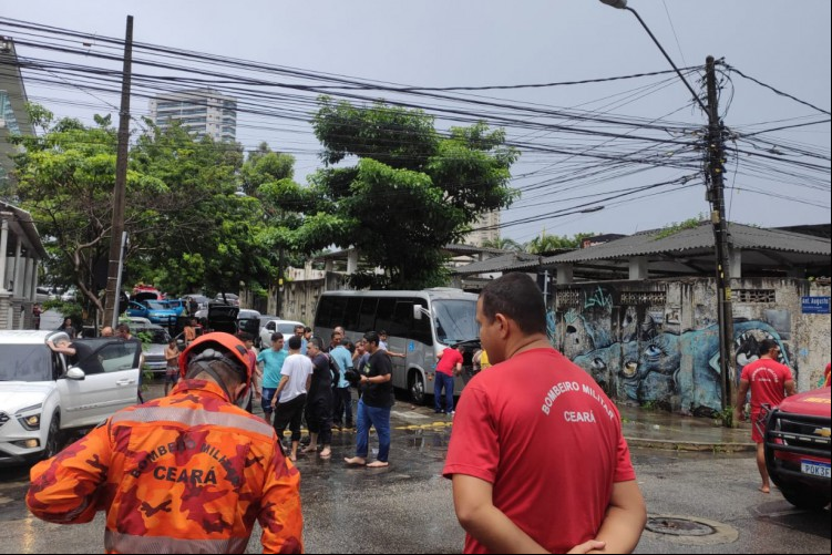 Motoristas presos dentro dos carros em alagamento na avenida Heráclito Graça foram ajudados pela população, na manhã desta sexta-feira, 7 de abril