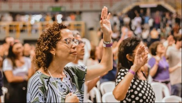 Fieis se reuniram neste sábado, 8, no ginásio Paulo Sarasate, na Aldeota