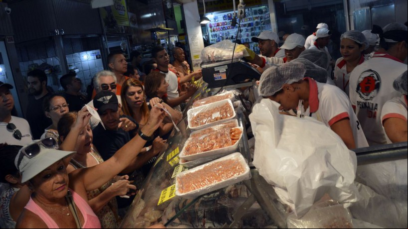 Brasília - A tradição de comer peixe na sexta-feira Santa, leva consumidores aos mercados de peixe na capital (José Cruz/Agência Brasil)