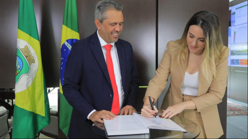 Elmano de Freitas ao transmitir o governo à vice Jade Romero