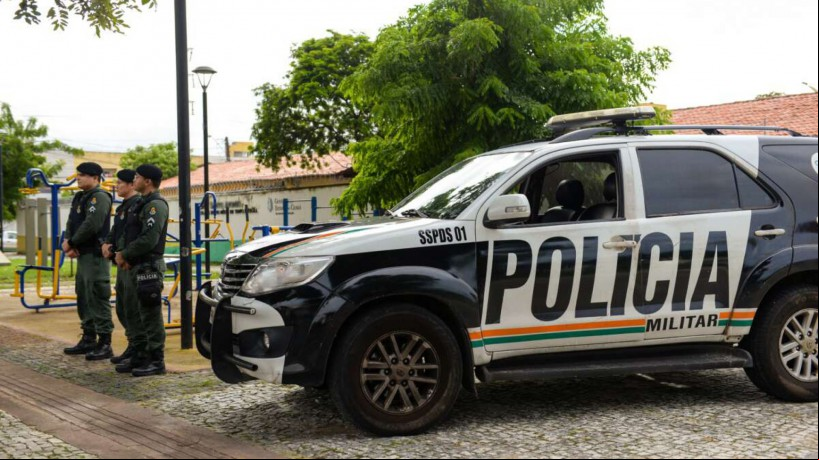 PMs em pontos-base em frente de uma escola no Ceará