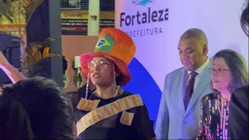 Manifestante fez críticas durante a entrega da Medalha Iracema