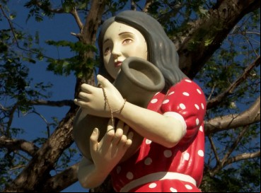 Estátua da Menina Benigna em Santana do Cariri 