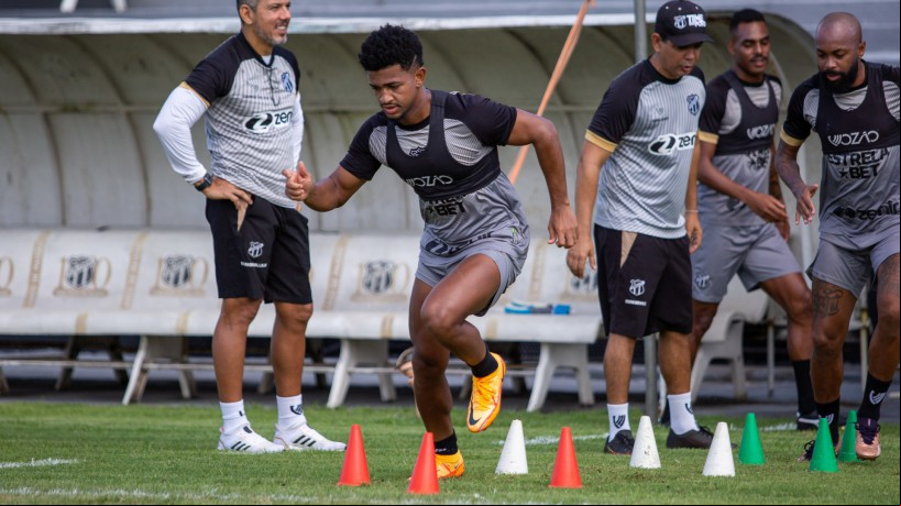 Lateral-direito Warley em treino do Ceará no estádio Carlos de Alencar Pinto, em Porangabuçu