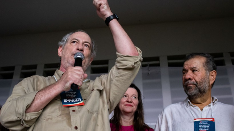FORTALEZA, CEARÁ, BRASIL, 15-04-2023: Ciro Gomes, André Figueiredo e Carlos Lupi na convenção do PDT em Fortaleza no Farias Brito. (Foto: Samuel Setubal)