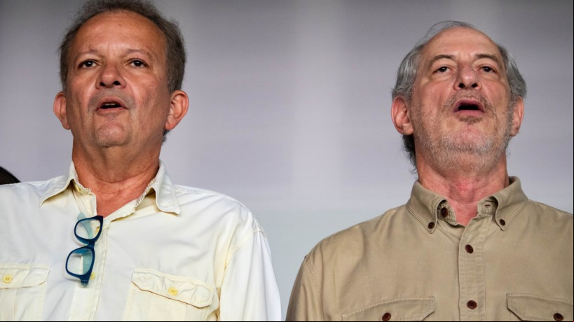 FORTALEZA, CEARÁ, BRASIL, 15-04-2023: Ciro Gomes e André Figueiredo na convenção do PDT em Fortaleza no Farias Brito. (Foto: Samuel Setubal)