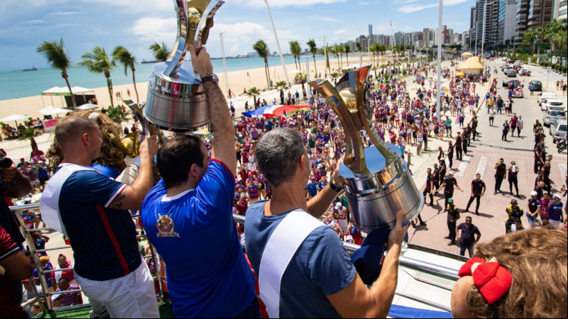 Presidente Marcelo Paz e técnico Juan Pablo Vojvoda com as taças do Campeonato Cearense na micareta realizada pelo Fortaleza