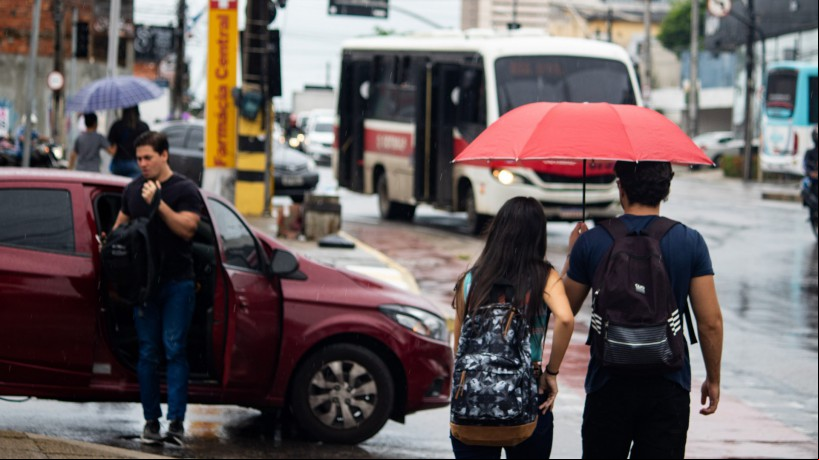 Foto de apoio ilustrativo - Chuva pela manhã na Avenida Aguanambi. (Foto: Samuel Setubal)