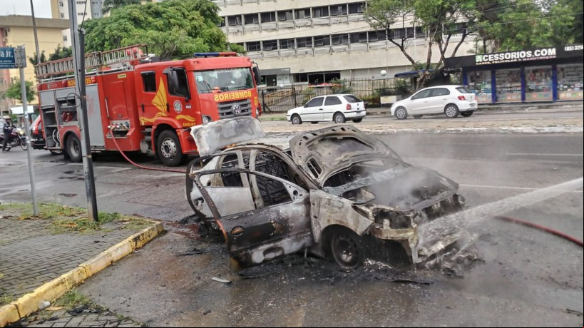Veículo ficou completamente destruído após pegar fogo na avenida Borges de Melo, em Fortaleza