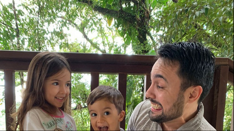 Samuel Luz, com os filhos Sarah, de 4 anos, e de Isaac, de 2 anos. O desenvolvedor criou o sistema para ajudar o filho a parar de chupar dedo