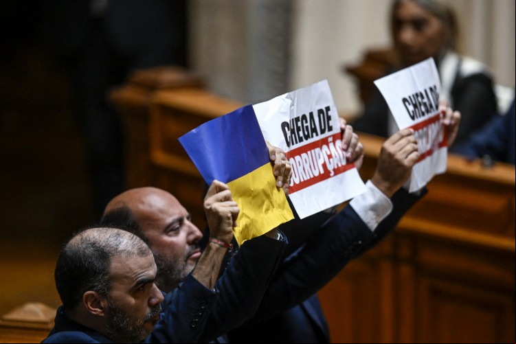 Protesto da extrema-direita contra Lula no Parlamento de Portugal