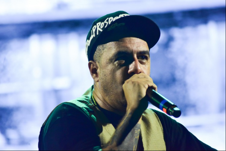 Marcelo D2 foi uma das atrações do Festival Plantão, cantando sucessos da carreira