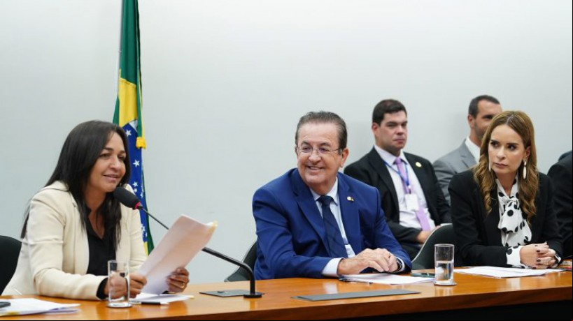 Comissão Mista do Orçamento (CMO) aprovou projetos de lei da enfermagem e dos servidores públicos nesta terça-feira, 25, na Câmara dos Deputados
