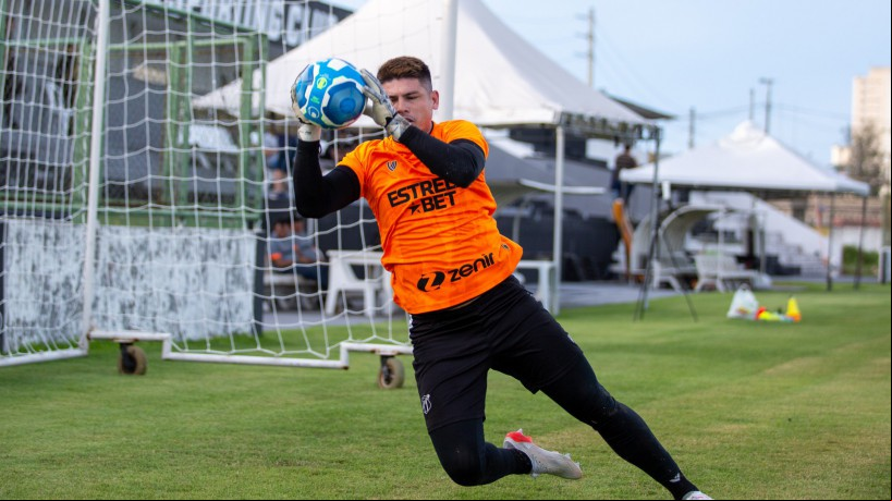 Goleiro Alfredo Aguilar em treino do Ceará no estádio Carlos de Alencar Pinto, em Porangabuçu