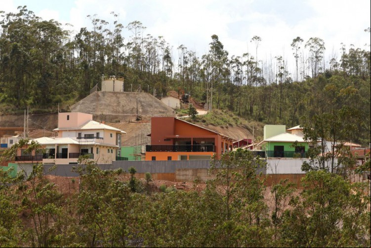 Sete anos e meio após tragédia, 4 famílias recebem casas em Mariana