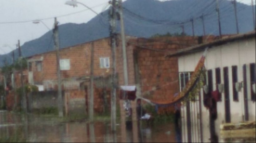 Moradores colocam redes para dormir do lado de fora das casas durante a enchente