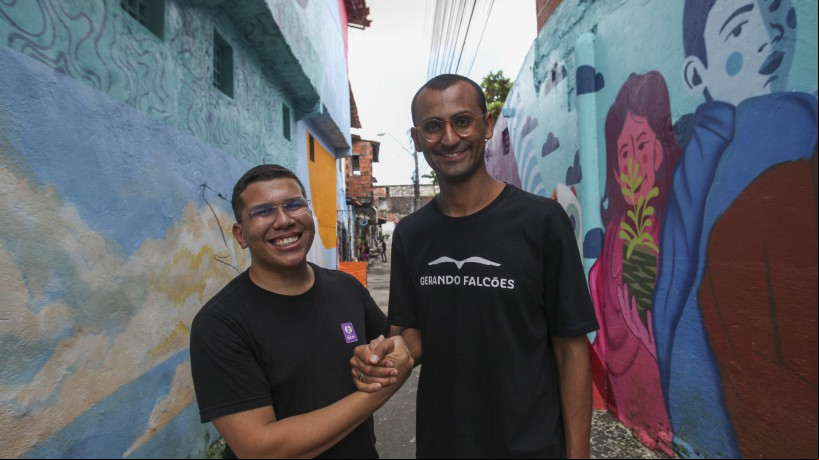 FORTALEZA, CE, BRASIL,28.04.2023: Rutenio Florencio, ong Pensando bem e Edu Lyra, ong Gerando Falcões. Autoridades da prefeitura e empresários visitam o Projeto favela 3 D, favela do Inferninho, Vila Velha.