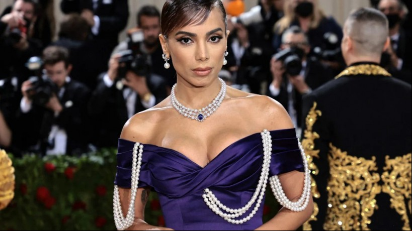 Com agens em diversos eventos internacionais, a popularidade de Anitta aumentou nas redes sociais; cantora comentou sobre como é "complicado ser global"