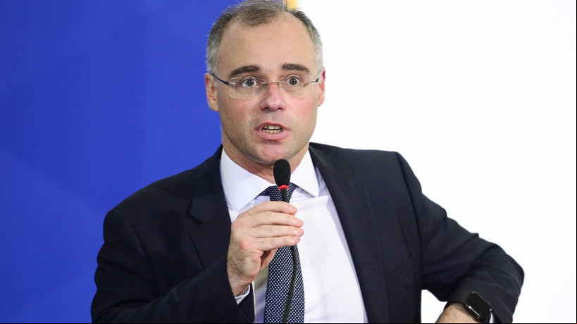 Ministro do STF, André Mendonça espera que julgamento de Bolsonaro não tenha uma "perseguição para um lado"