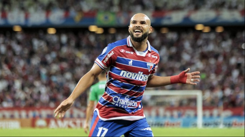 Zé Welison comemora gol no jogo Fortaleza x Estudiantes de Mérida, na Arena Castelão, pela Copa Sul-Americana 2023