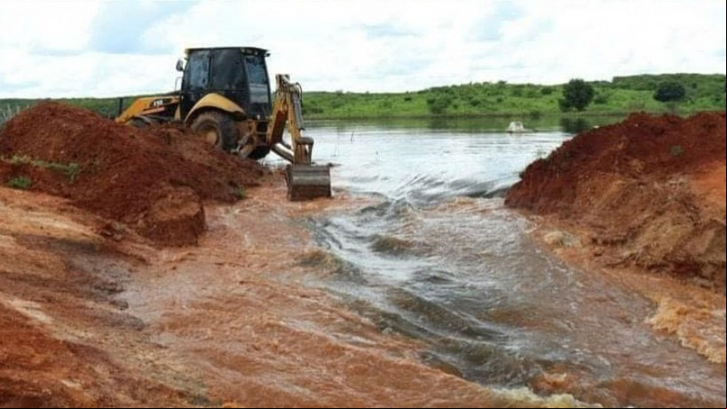 Máquinas da prefeitura do município foram usadas para reparar a barragem