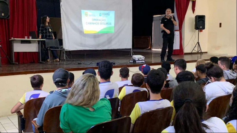 AÇÃO educativa realizada em escola de Crateús