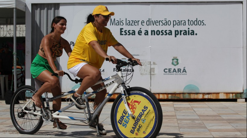 Projeto Bike sem Barreiras promove eios com bicicletas adaptadas na Praia de Iracema, em Fortaleza