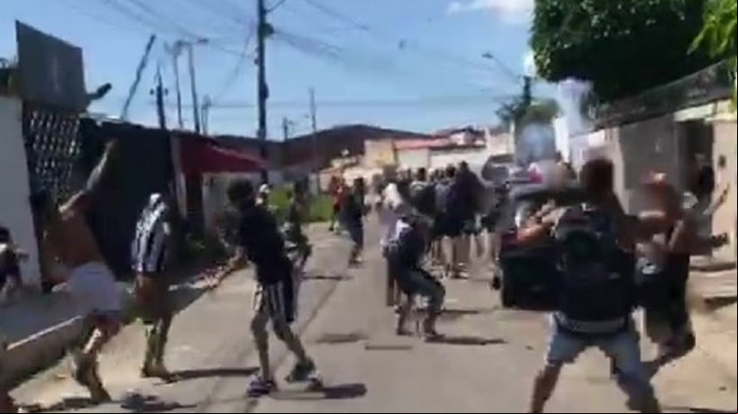 Torcedores de Ceará e Fortaleza entraram em confronto nas ruas do Conjunto Ceará