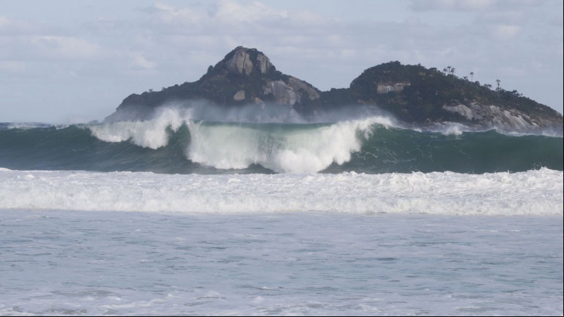 Rio de Janeiro - Mar de ressaca com ondas fortes na praia da Barra da Tijuca após agem de ciclone extratropical que atingiu a região Sul do país e foi para o oceano. (Fernando Frazão/Agência Brasil)