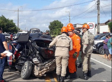 Carro colidiu contra van no sentido contrário 