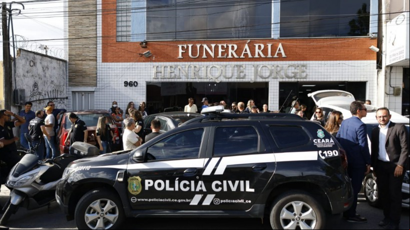 O cortejo partiu da sede da Funerária Henrique Jorge, em Fortaleza, por volta das 15h30min, com destino ao local do sepultamento, o Cemitério Jardim Metropolitano, em Eusébio