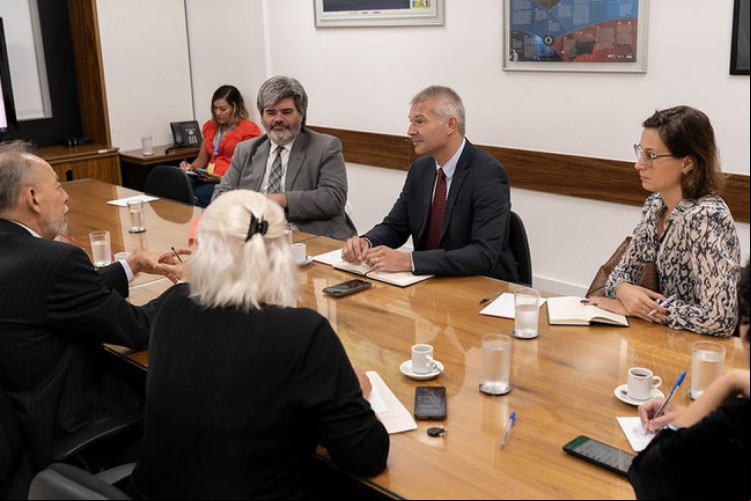 Reunião entre membros da Embaixada da Alemanha no Brasil e representantes do MCTI definiu destinação do fóssil Reunião entre membros da Embaixada da Alemanha no Brasil e representantes do MCTI definiu destinação do fóssil