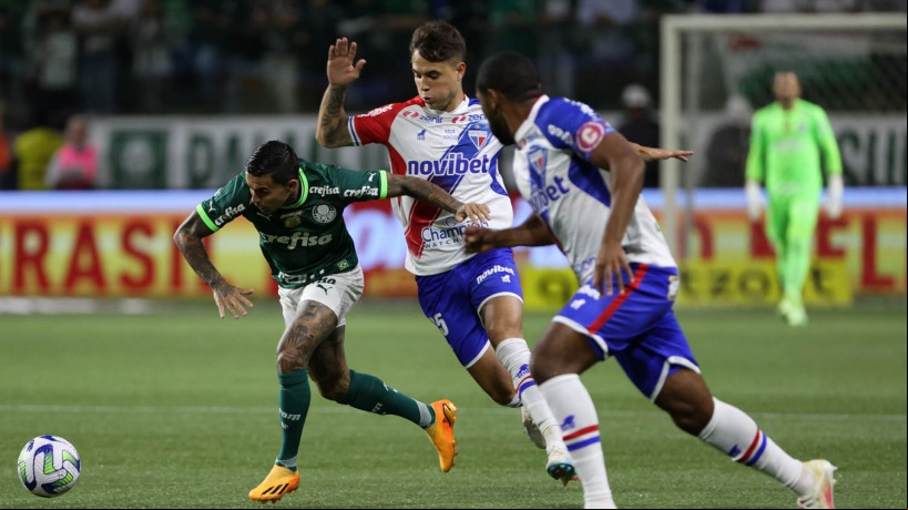 Dudu e Zanocelo disputam lance no jogo Palmeiras x Fortaleza, no Allianz Parque, pela Copa do Brasil 2023