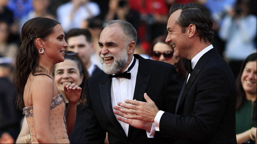 Karim Aïnouz com a atriz Alicia Vikander e o ator Jude Law na estreia de
