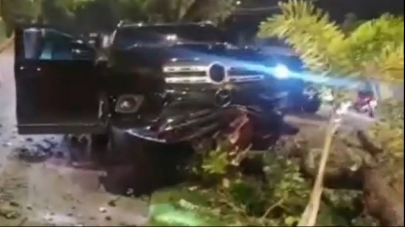 Carro do prefeito Sarto após colisão com árvore