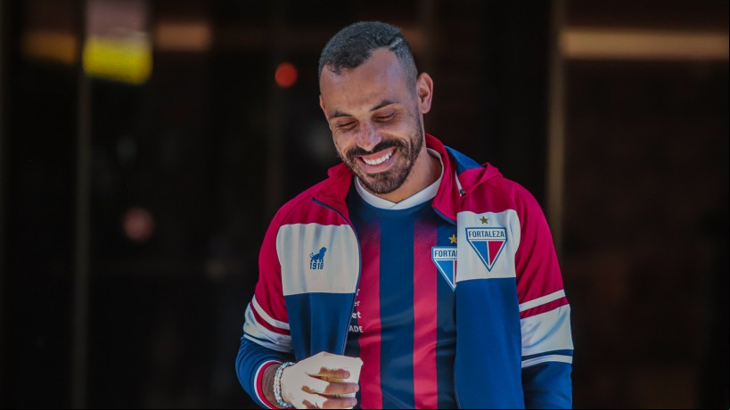 Atacante Moisés em saída do hotel para o jogo Grêmio x Fortaleza, em Porto Alegre, pelo Campeonato Brasileiro Série A 2023