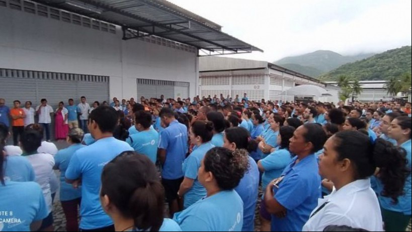 TRABALHADORES da Paquetá em Uruburetama
em diálogo na parte externa da fábrica
