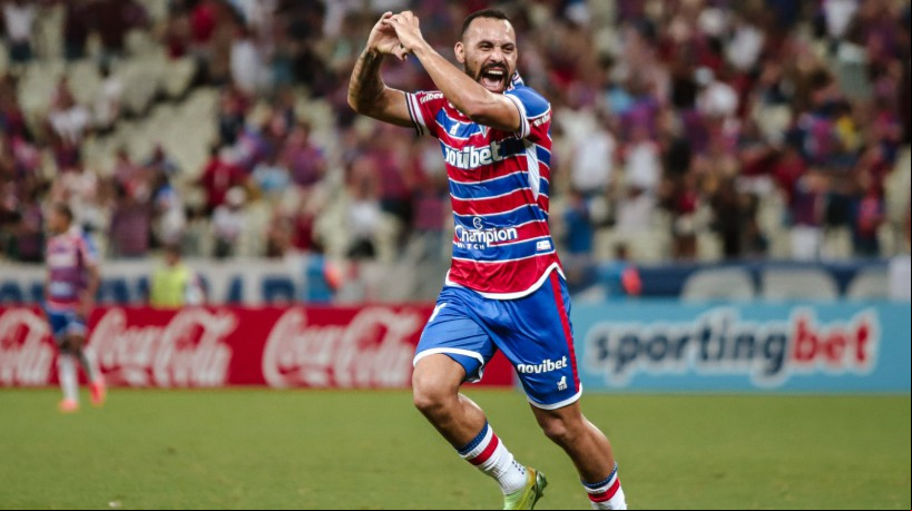 Atacante Moisés comemora gol no jogo Fortaleza x Estudiantes de Mérida, na Arena Castelão, pela Copa Sul-Americana 2023